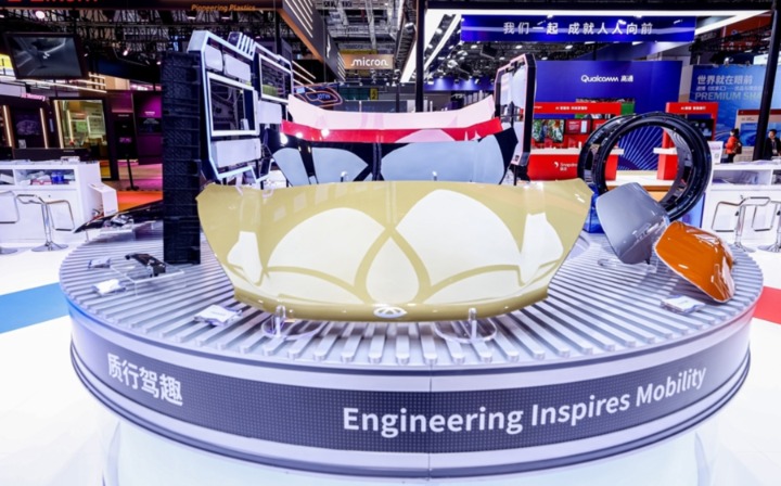 特斯拉全塑料车身 进博会两年前就猜到了?今又预言雷军“砸不碎的瓜”