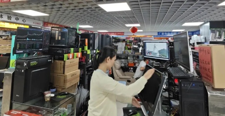 实探华强北:“一天几个价”!内存条炒成“黑金条”