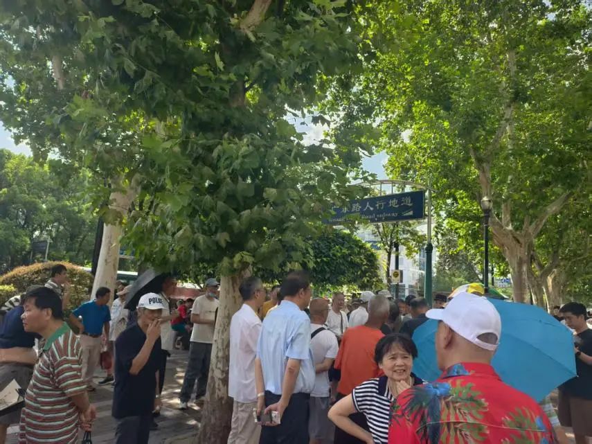 人声鼎沸！“马路股市沙龙”又火了 有老股民全仓券商股！“等了10个月 终于大赚了！”