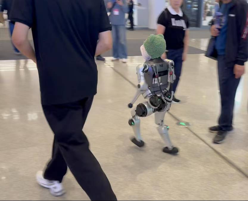 机遇还是泡沫?高交会激辩具身智能:明年有望实现“脱离遥控器”突破 场景通用仍需十年沉淀