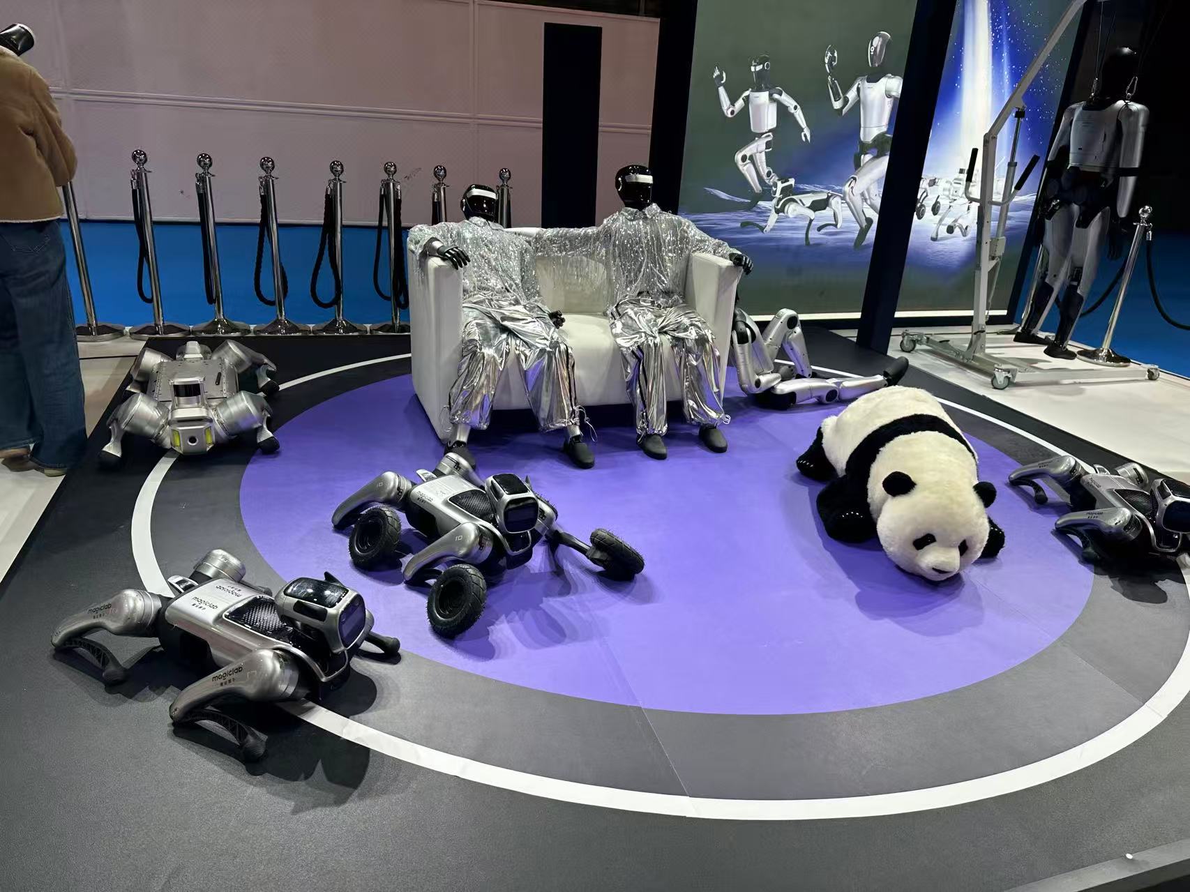 AI硬件争霸MWC2026:手机厂商求变 眼镜与机器人吸睛