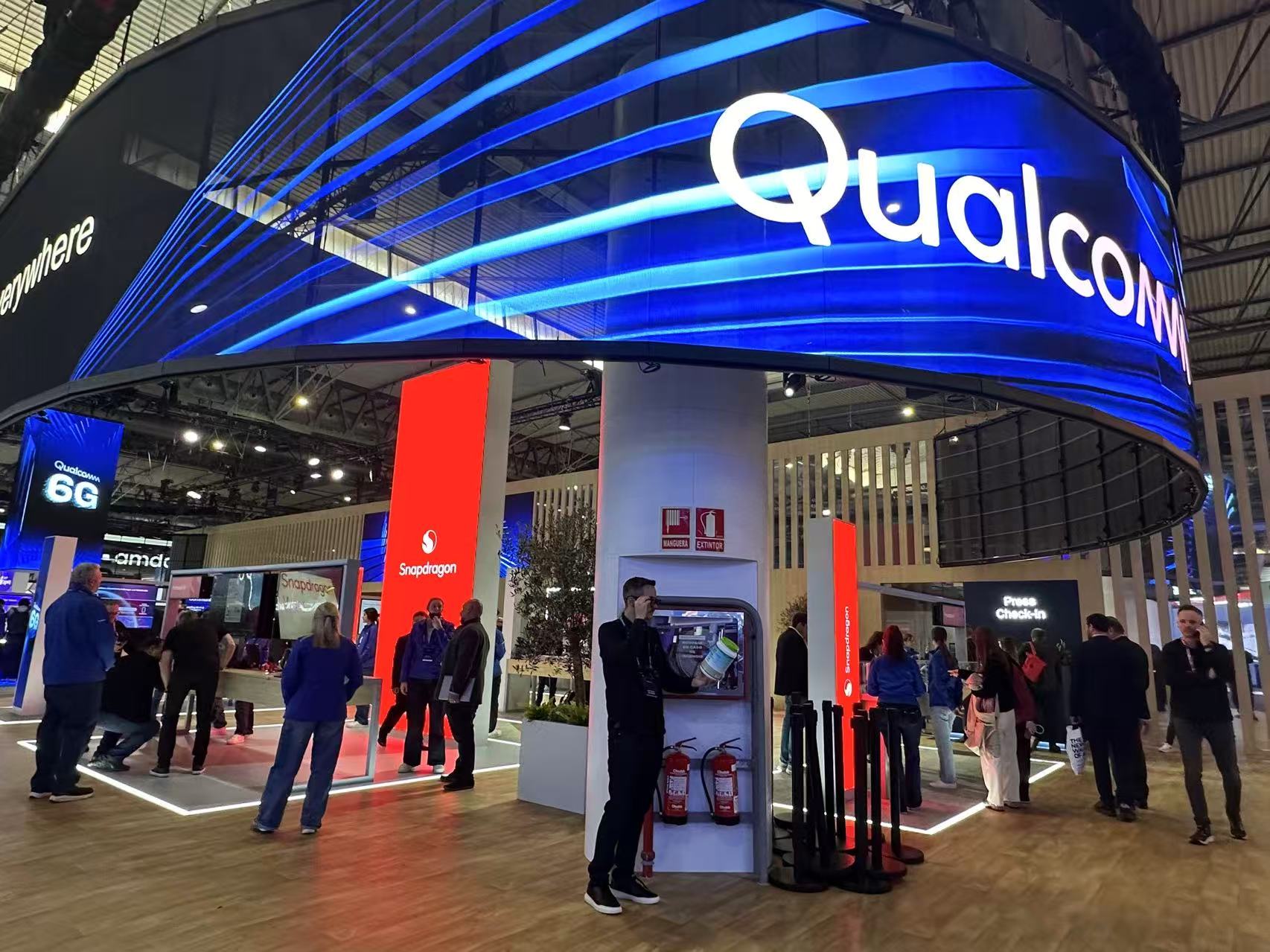 AI硬件争霸MWC2026:手机厂商求变 眼镜与机器人吸睛