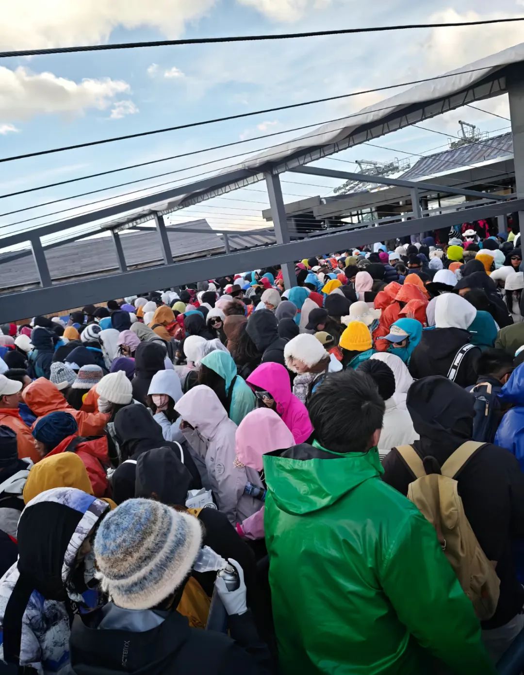 “失温缺氧,有人裹垃圾袋保暖”,大量游客被困山顶!云南知名景区回应