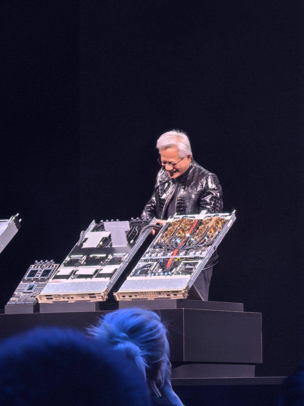 黄仁勋新年首场演讲:AI超级芯片平台Rubin全面投产 开源自动驾驶推理模型