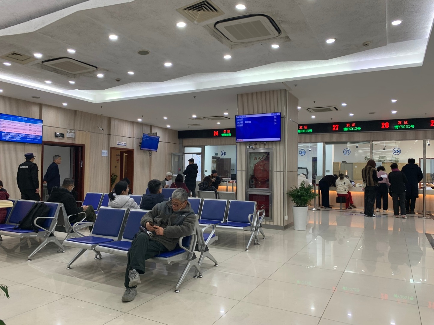 楼市回暖!上海二手房交易中心乌泱泱挤满人 单日成交可达上千套!