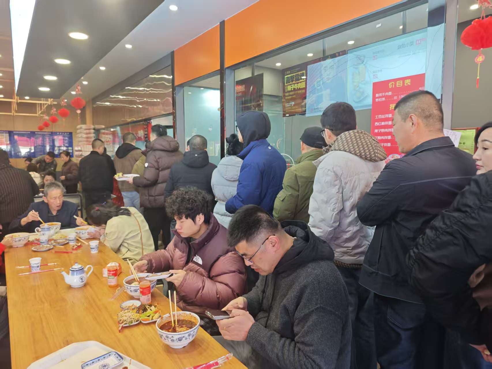 连锁缺位、小店当家 西北小城的年味“一桌难求”|新春走基层