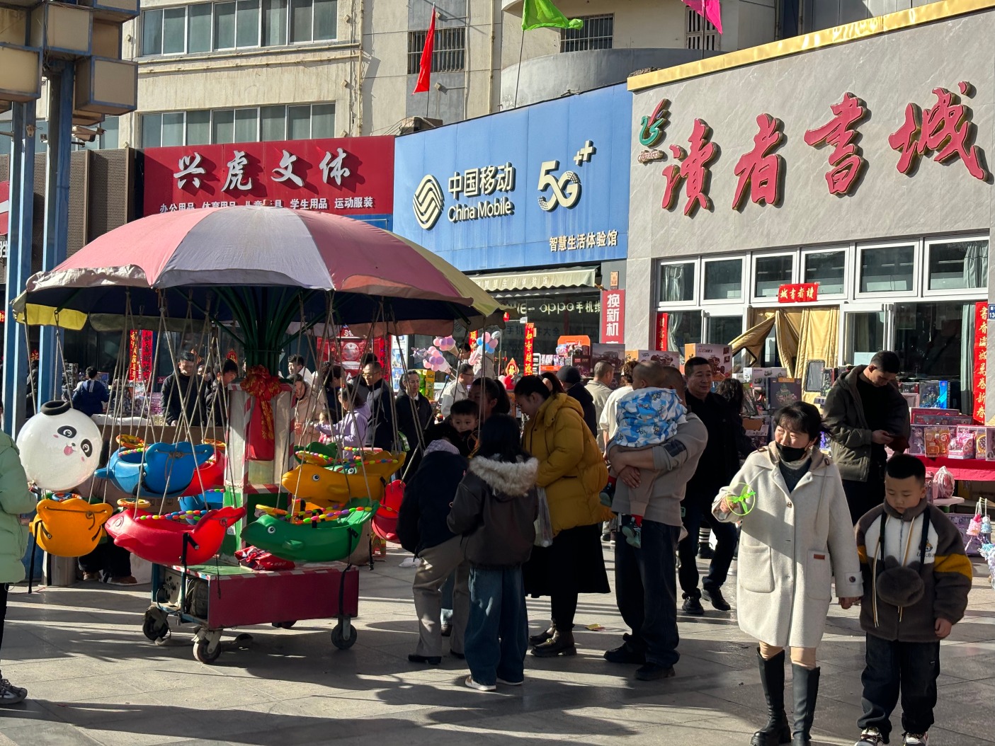 连锁缺位、小店当家 西北小城的年味“一桌难求”|新春走基层