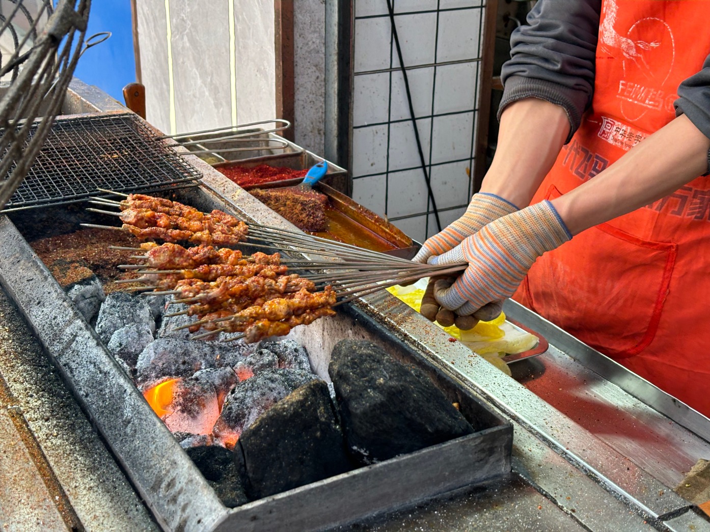 连锁缺位、小店当家 西北小城的年味“一桌难求”|新春走基层