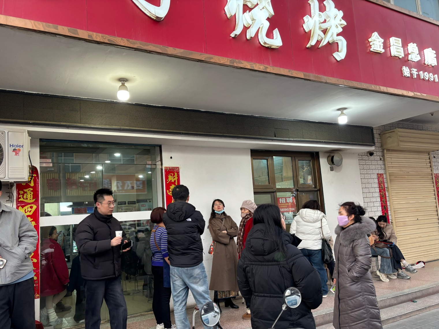 连锁缺位、小店当家 西北小城的年味“一桌难求”|新春走基层