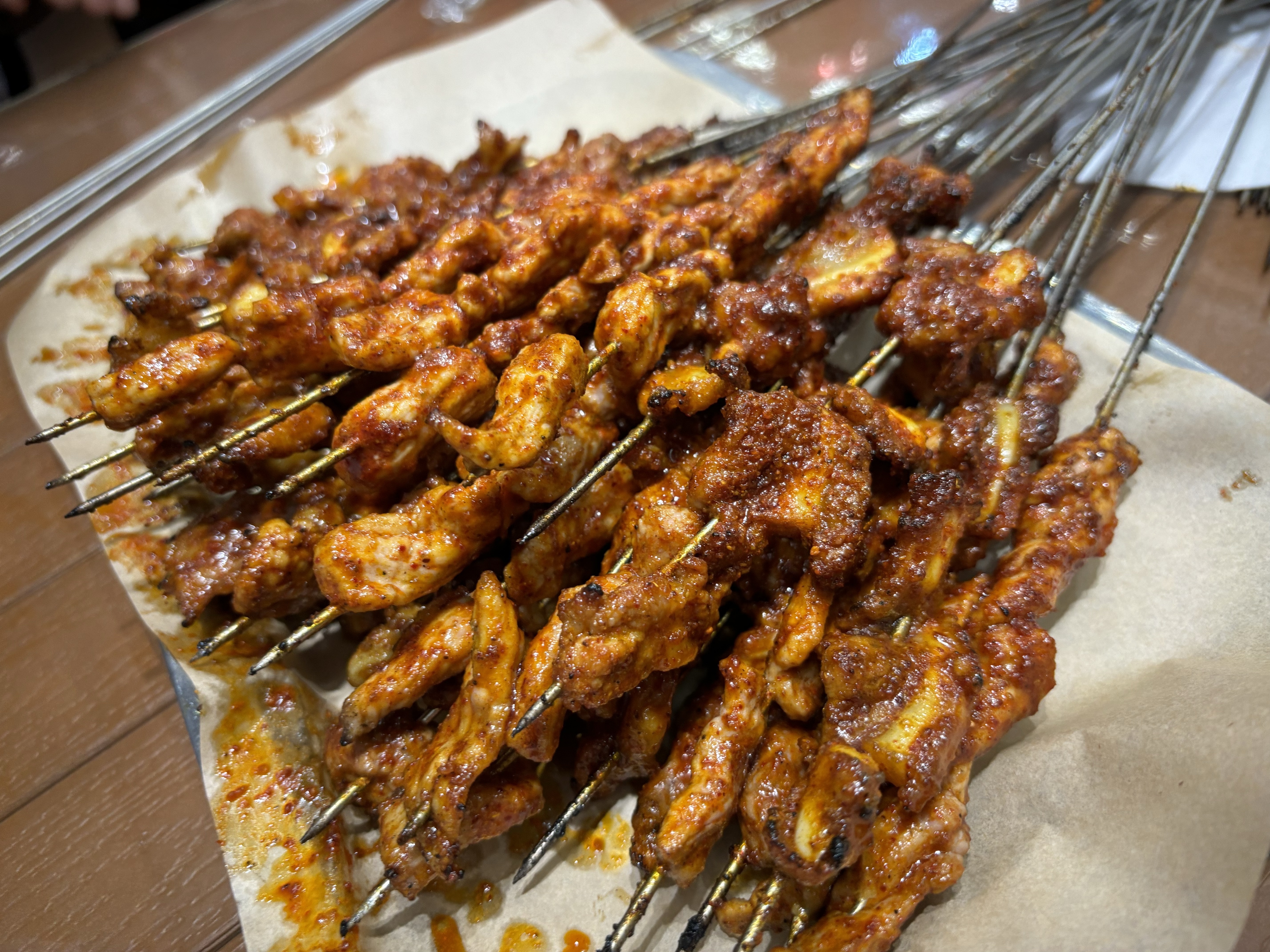 连锁缺位、小店当家 西北小城的年味“一桌难求”|新春走基层