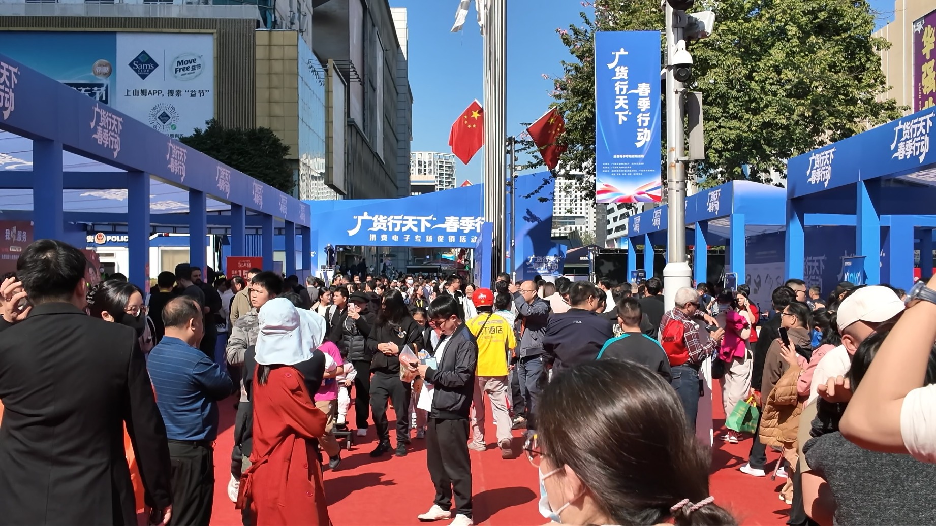 豆包手机、AI眼镜……华强北“科技年货”火爆了